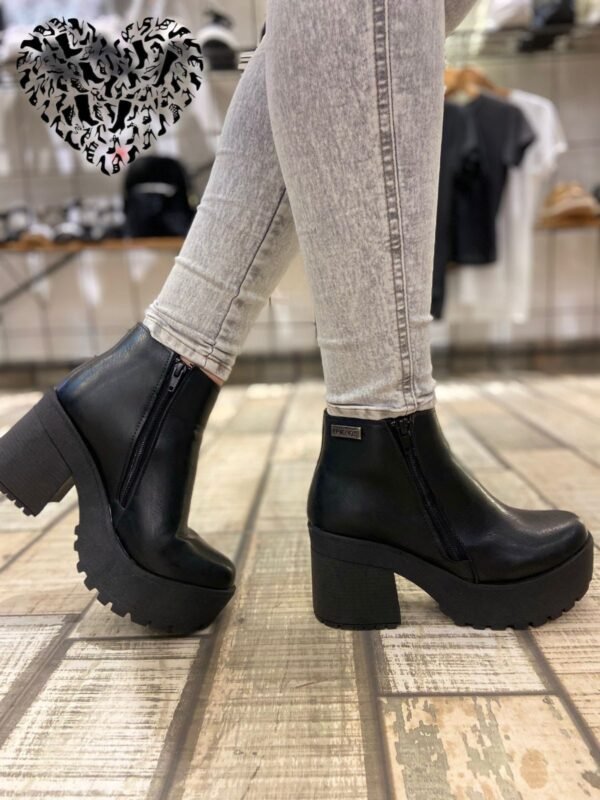 BOTAS CON CIERRE O TRENCITAS
