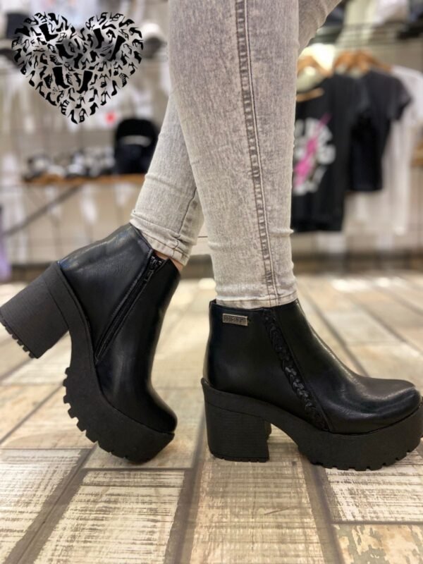 BOTAS CON CIERRE Y TRENCITA