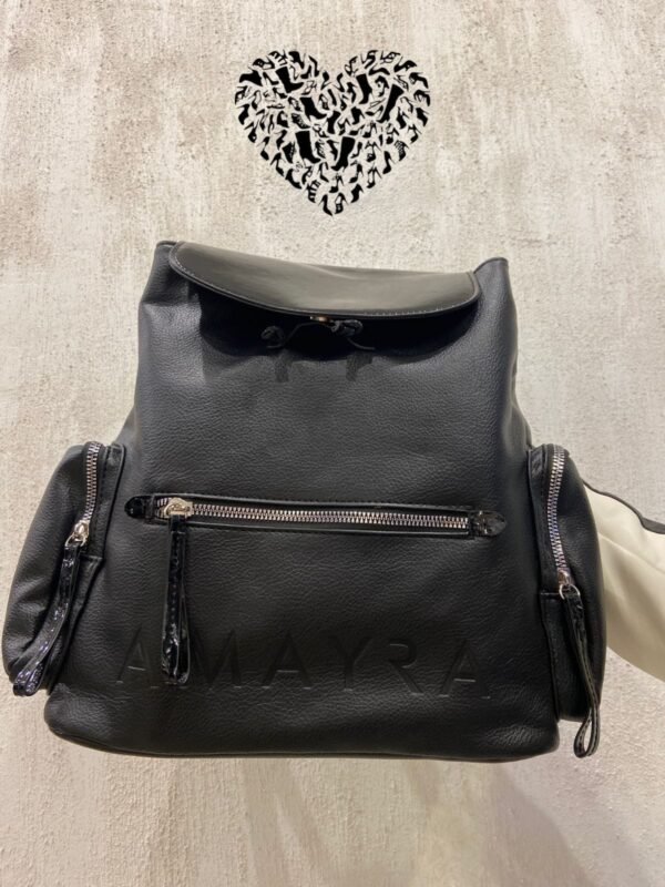MOCHILA CON DETALLES EN CHAROL